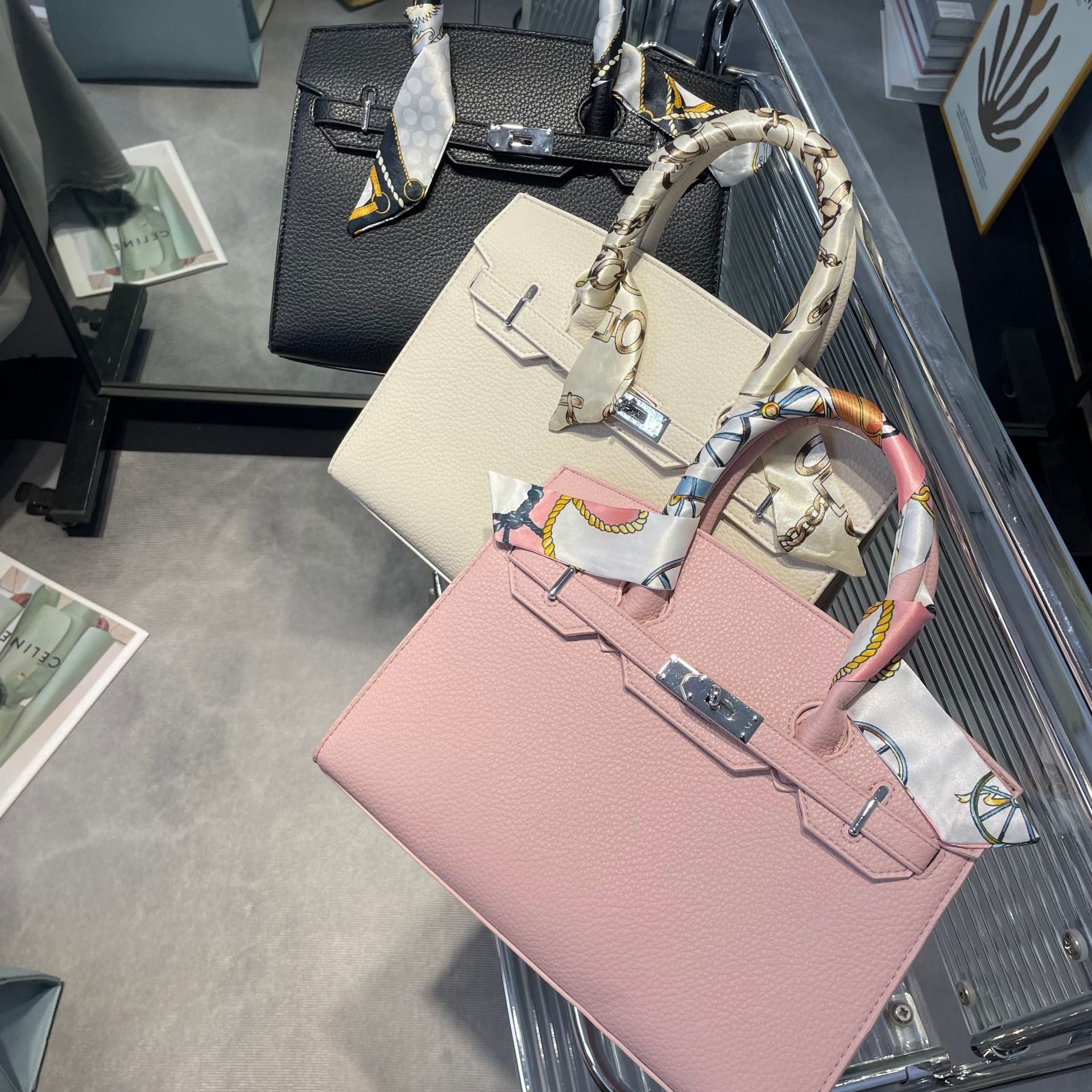 O1CN01rNbbnc1KRmtMeJ1aI_2214478481161-0-cib.jpg Lychee Pattern Hand-Held Silk Scarf Platinum Bag New High-End Large-Capacity Single Shoulder Kelly Bag Kelly Cross-Border - Image 1