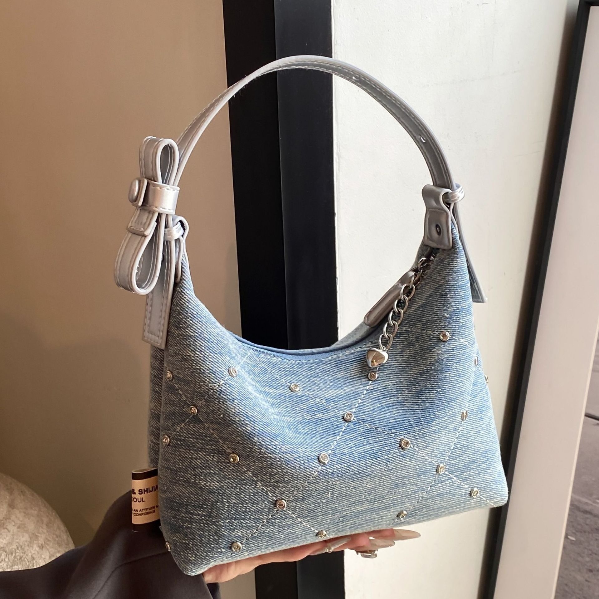 O1CN01vuJnr11yV4GWM5jQi_2212088006583-0-cib.jpg Niche Design Denim Armpit Bag for Women New Trendy Fashion Versatile One-Shoulder High-End Satchel Bucket Bag - Image 1