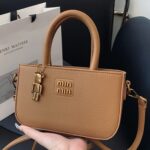 This year's popular high-end feeling hand carrying small bag women's new simple portable shoulder messenger bag small square bag tide